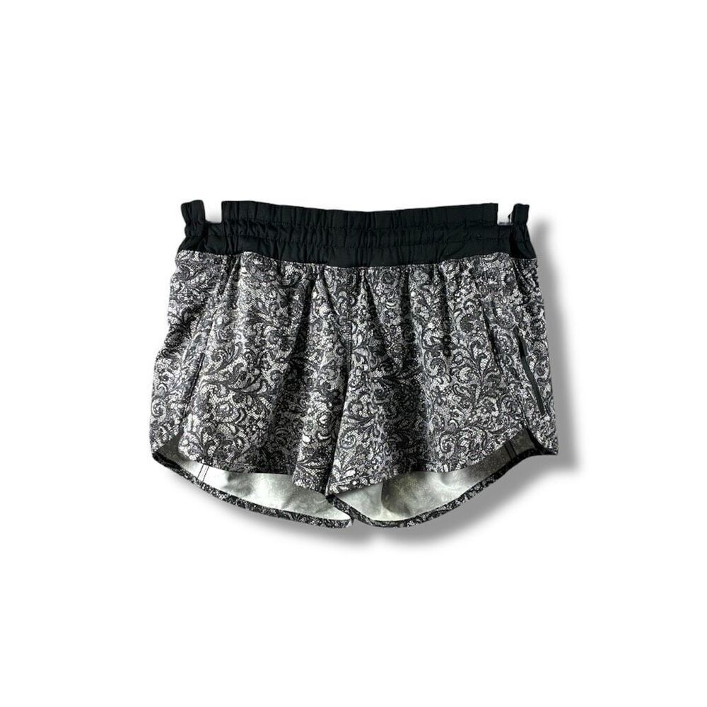 Lululemon Tracker Shorts in Mini Cinder Lace White Black Size 6